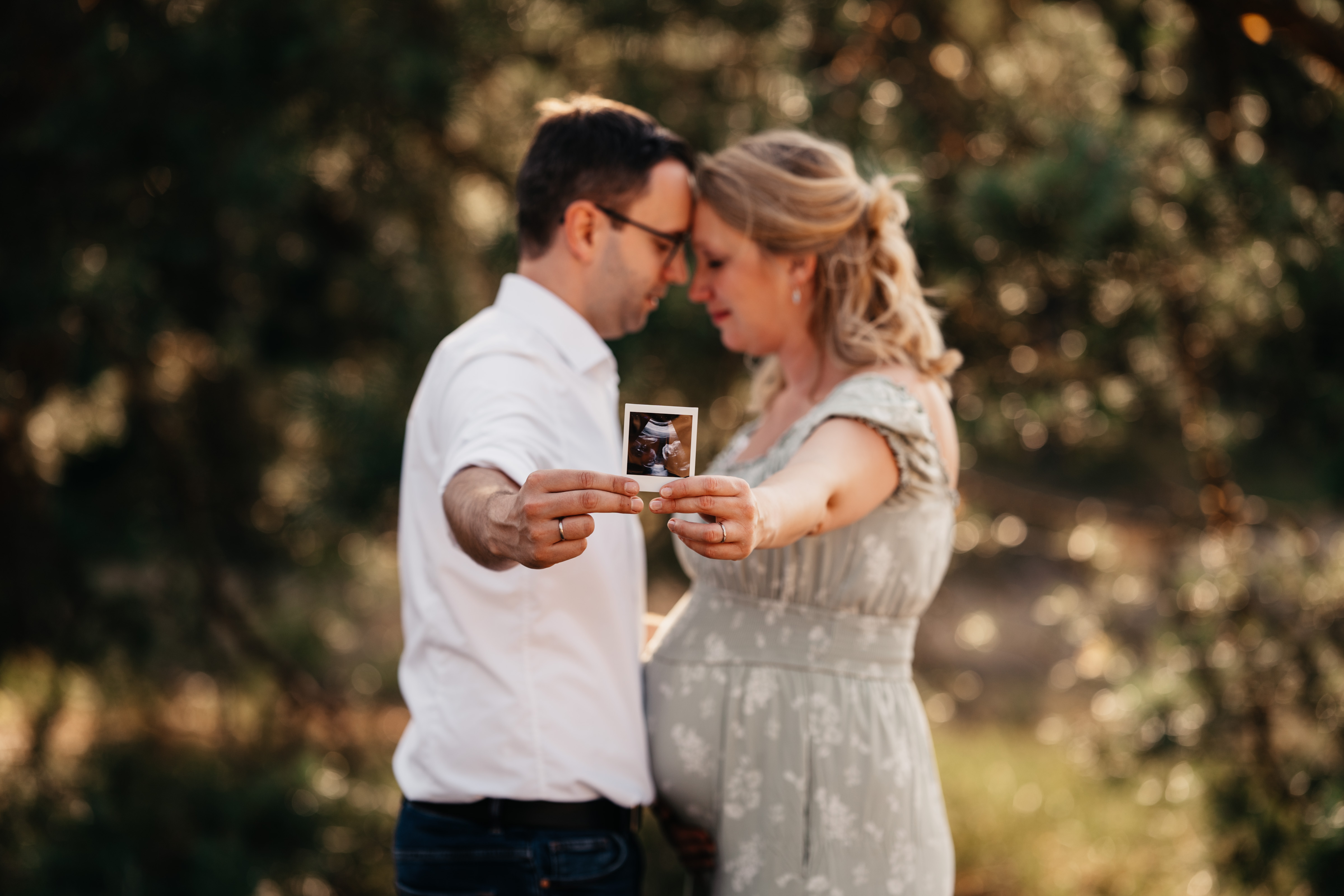 Babybauch-Outfit: Was anziehen fürs Shooting? Tipps & Inspiration