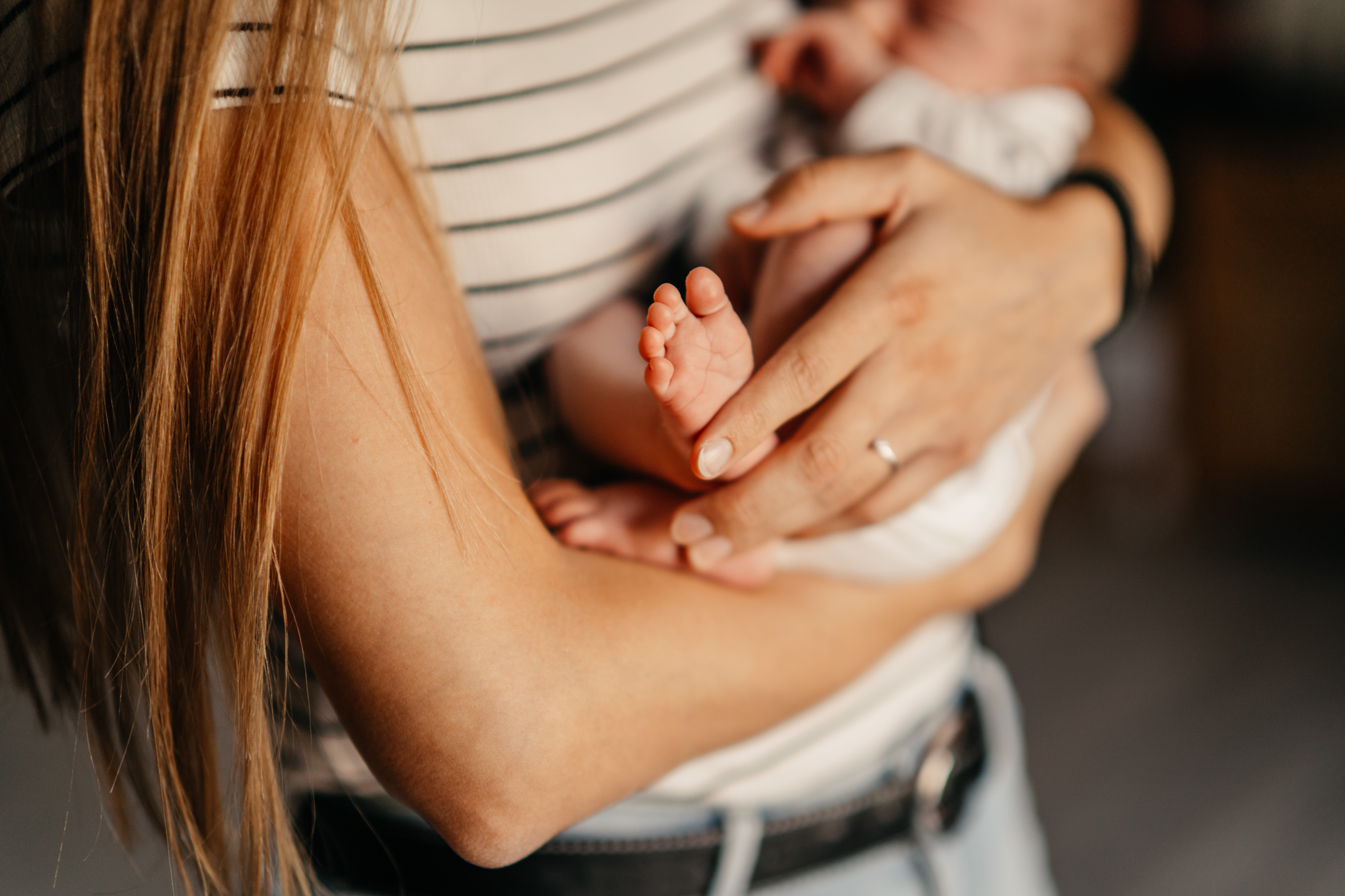 Newborn-Shooting zuhause statt Studio: warum das oft die bessere Wahl ist
