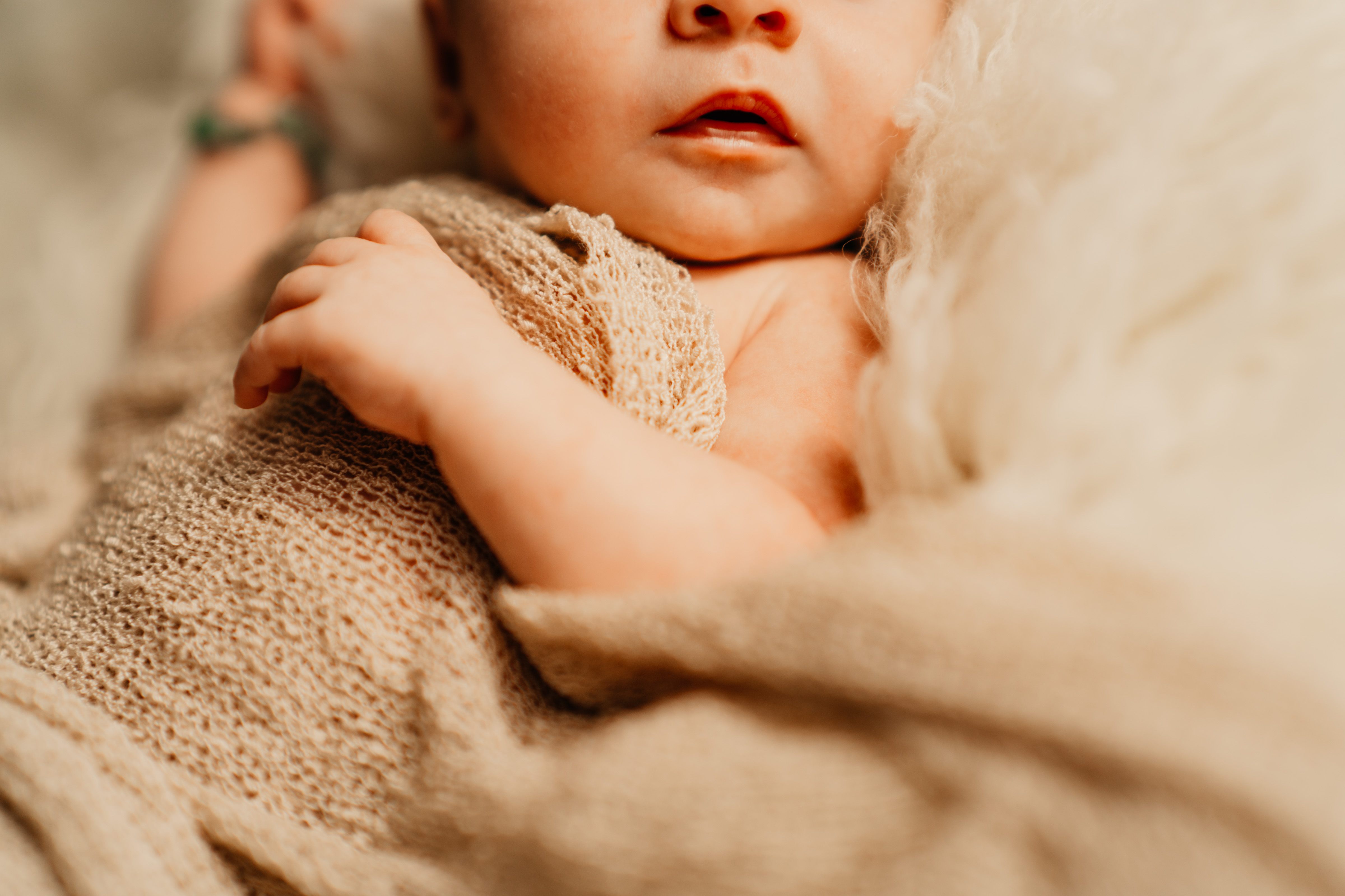 Geschwister beim Newborn-Shooting: so klappt's mit den großen Kindern
