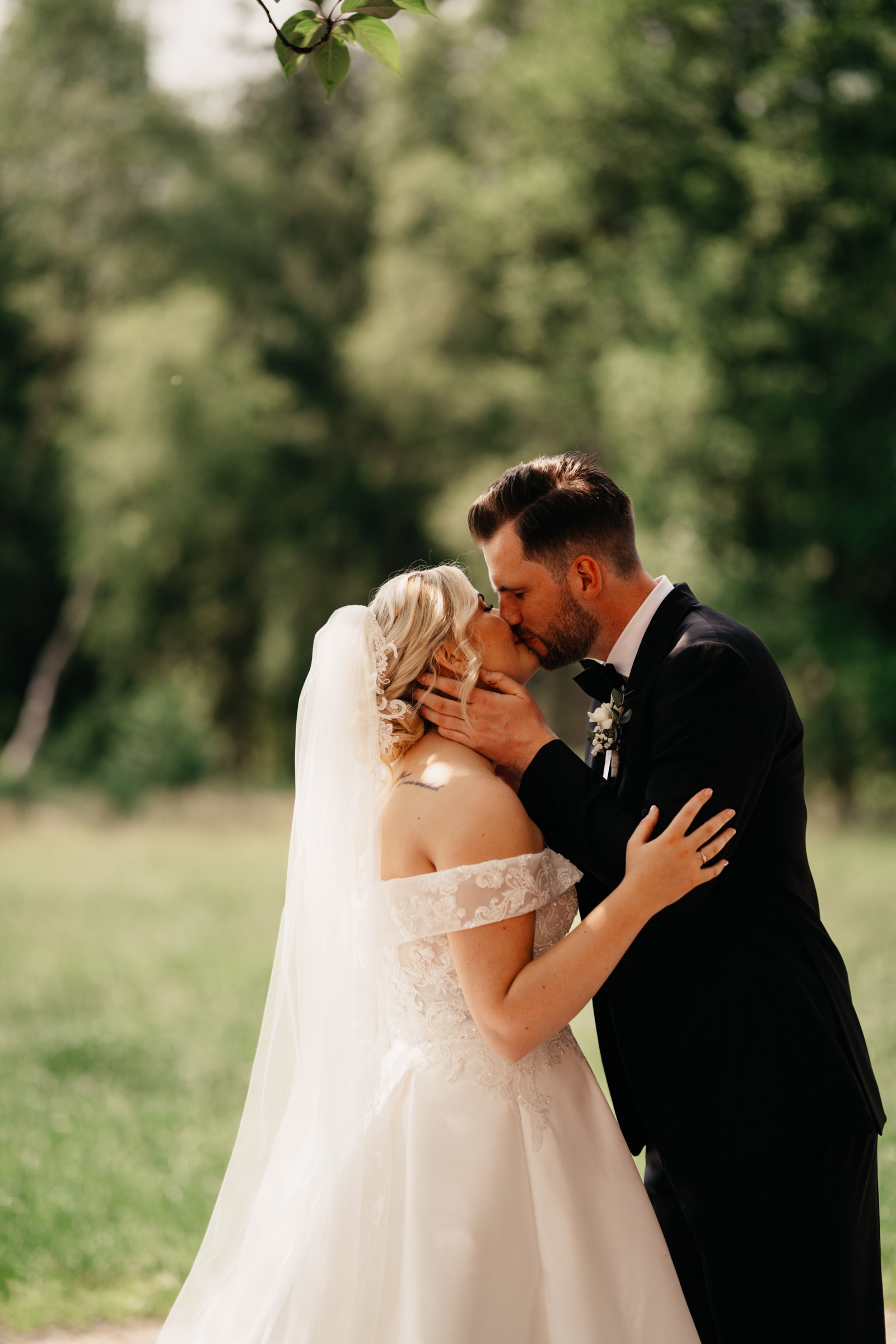 Charlotte und Deik küssen sich am Tag ihrer Hochzeit