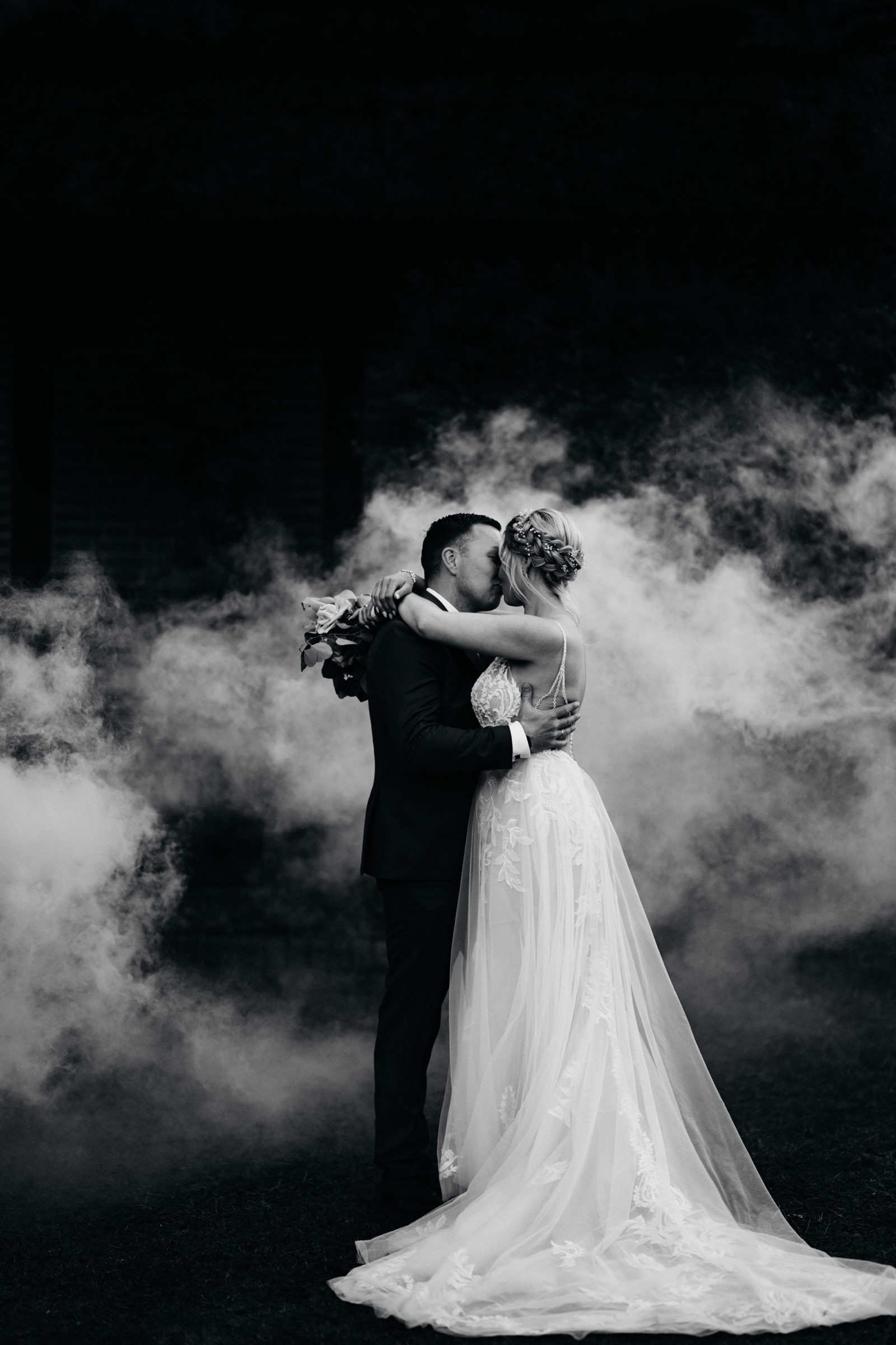 Katharina und Hendrik bei der Rauchbomben-Szene am Hochzeitstag